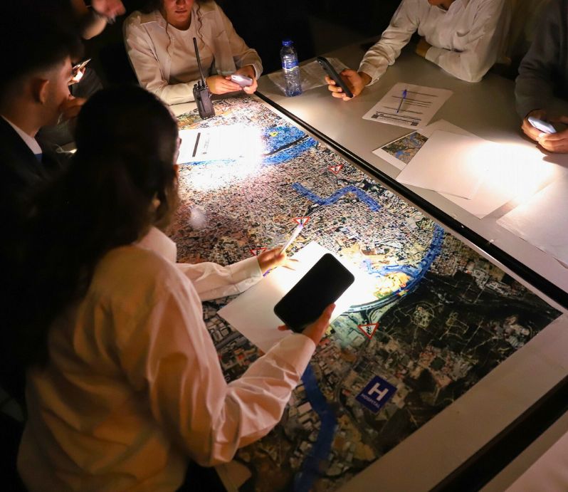 Παιδιά στο τραπέζι μελετούν