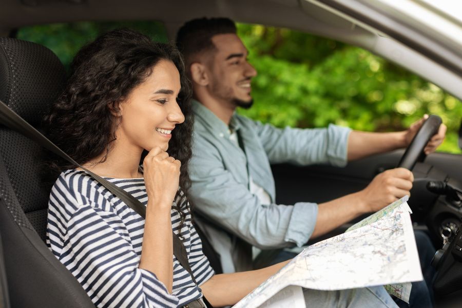 Ζευγάρι στο αυτοκίνητο