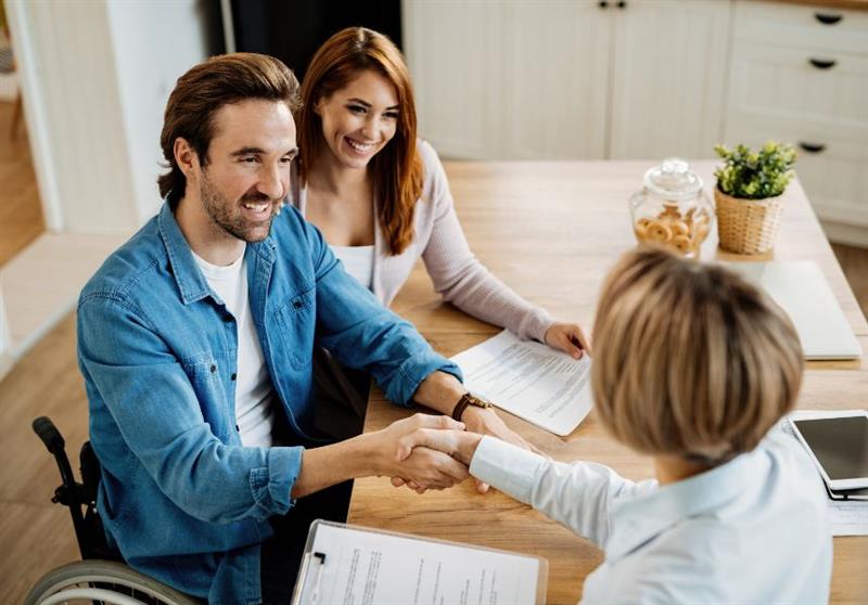 Person with mobility disabilities handshake with Banker
