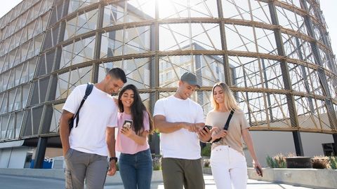 Νεαρά αγόρια και κοπέλλες