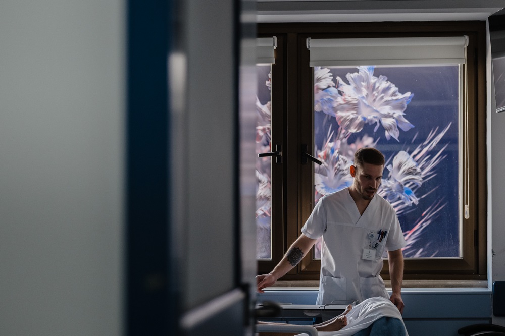 Νοσοκόμα δίπλα στο παράθυρο